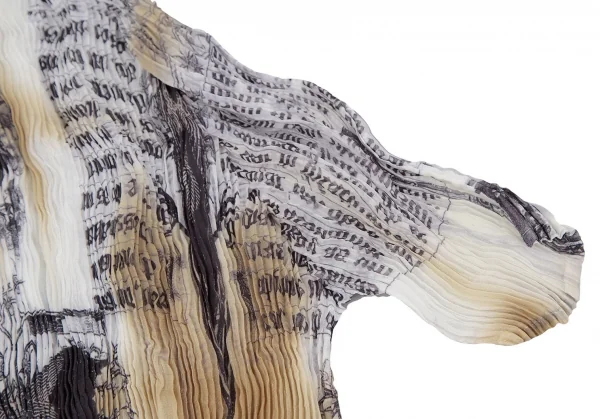 イッセイミヤケ ホワイトレーベルISSEY MIYAKE WHITE LABEL プリントハイネックプリーツ半袖カットソー 茶白黒2 K-119025_004