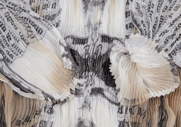 イッセイミヤケ ホワイトレーベルISSEY MIYAKE WHITE LABEL プリントハイネックプリーツ半袖カットソー 茶白黒2 K-119025_005