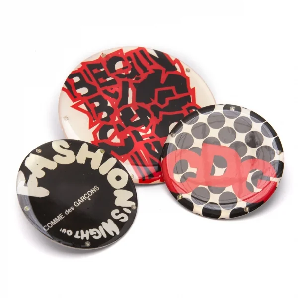 コムデギャルソンCOMME des GARCONS 2016FNOノベルティライト付きピンバッチセット 白黒赤 K-119494_001