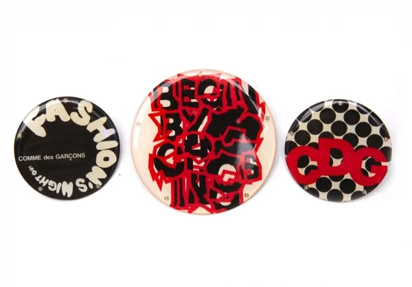 コムデギャルソンCOMME des GARCONS 2016FNOノベルティライト付きピンバッチセット 白黒赤 K-119494_002
