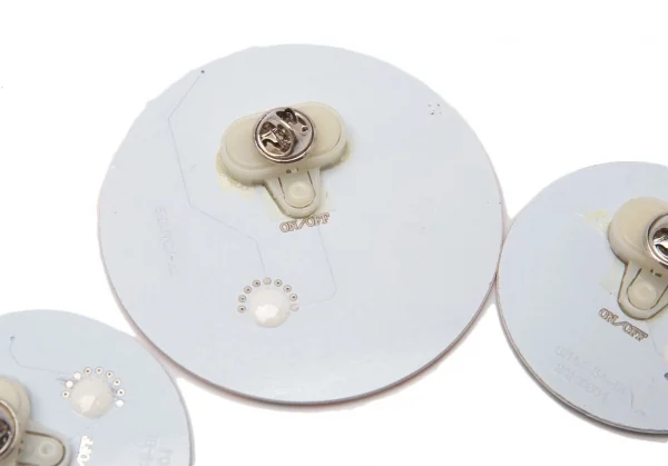 コムデギャルソンCOMME des GARCONS 2016FNOノベルティライト付きピンバッチセット 白黒赤 K-119494_006