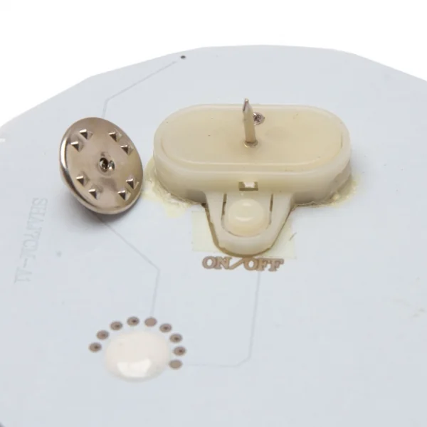 コムデギャルソンCOMME des GARCONS 2016FNOノベルティライト付きピンバッチセット 白黒赤 K-119494_007