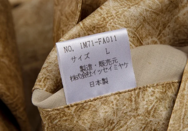 イッセイミヤケISSEY MIYAKE ポリ総柄プリントコート ベージュL K-121685_019