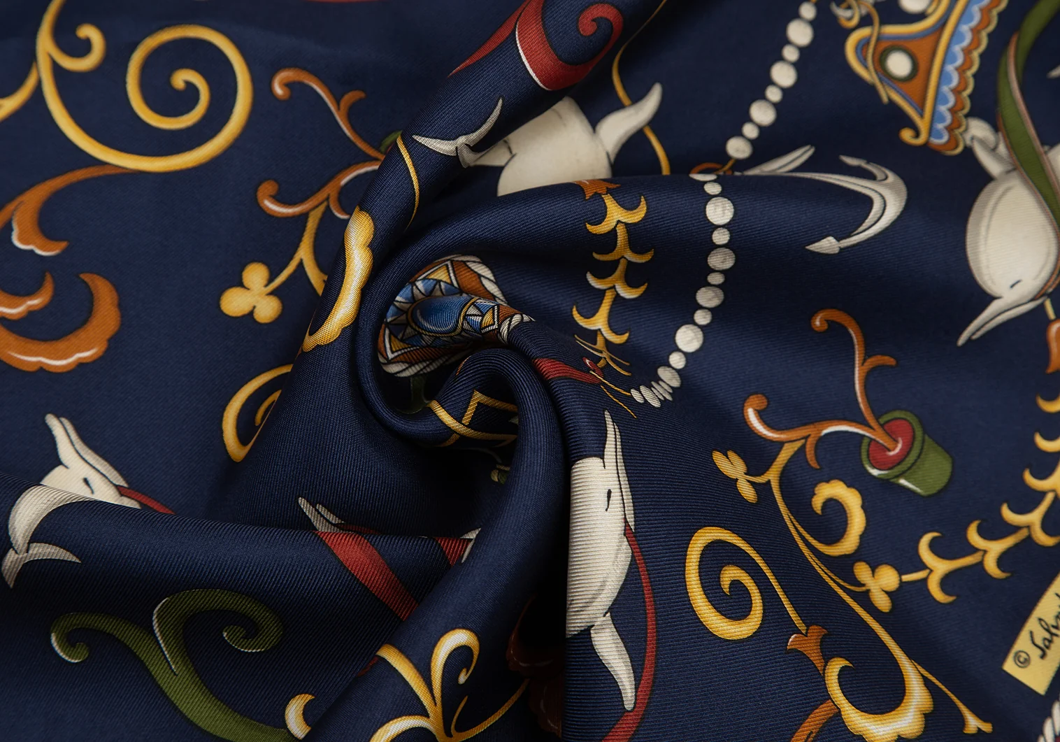 サルヴァトーレフェラガモ　シルクスカーフ　ヨット　イルカ　亀　海　鳥　ブラック サルヴァトーレフェラガモ Salvatore Ferragamo イルカプリント