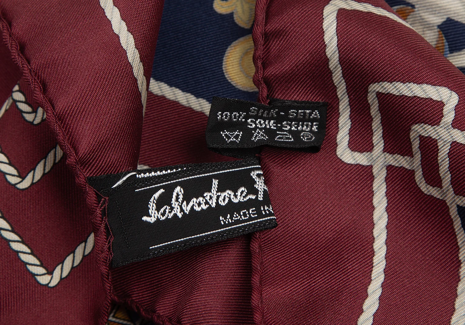 サルヴァトーレフェラガモ　シルクスカーフ　ヨット　イルカ　亀　海　鳥　ブラック サルヴァトーレフェラガモ Salvatore Ferragamo イルカプリント