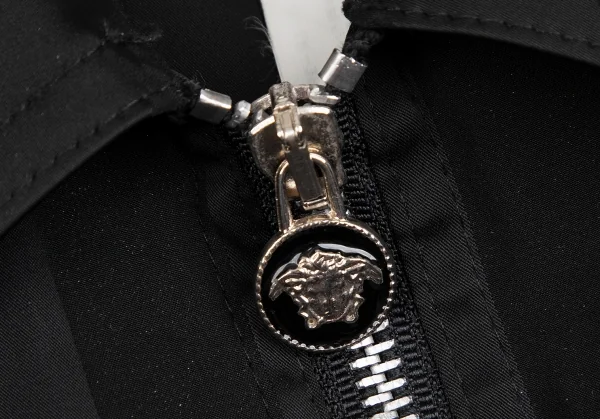 ヴェルサーチ ジーンズクチュールVERSACE JEAN COUTURE メデューサチャームジップデザインストライプブルゾン 黒S K-122490_006