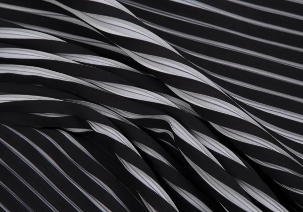 イッセイミヤケISSEY MIYAKE バイカラーカーブプリーツスカート 黒白3 K-123418_011