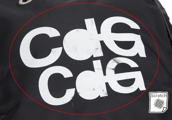 コムコム コムデギャルソンCOMME des GARCONS ロゴプリントチェーンハンドルバッグ 黒F K-123690_011