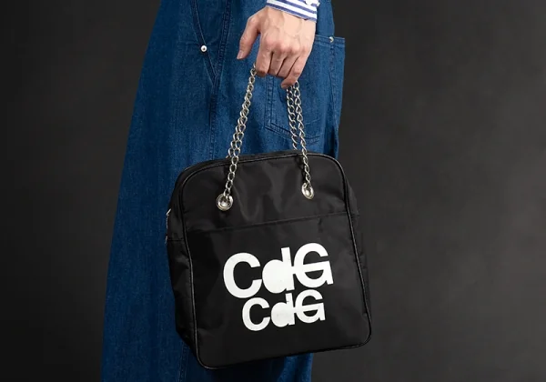コムコム コムデギャルソンCOMME des GARCONS ロゴプリントチェーンハンドルバッグ 黒F K-123690_017