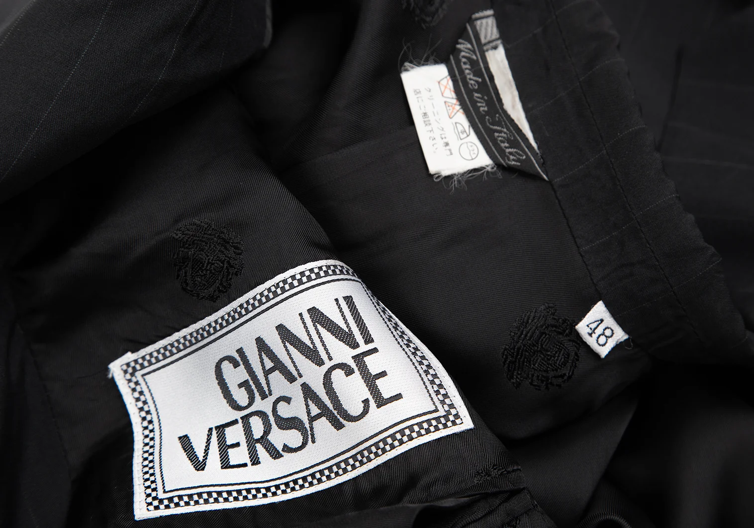 ジャンニヴェルサーチGIANNI VERSACE シルクピンストライプ3B