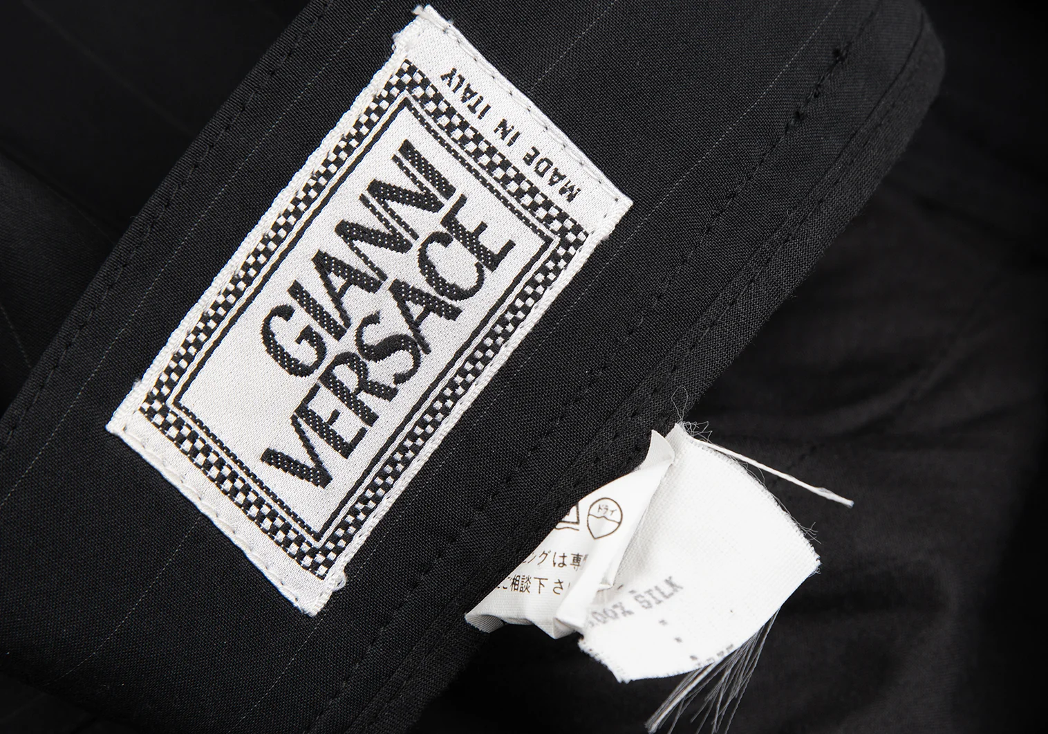 ジャンニヴェルサーチGIANNI VERSACE シルクピンストライプ3B