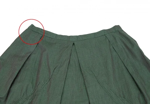 ISSEY MIYAKE HaaT Curve Switching Pinstripe Tuck Skirt K-124599_010
