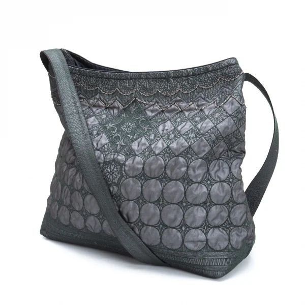 イッセイミヤケハートタマシャISSEY MIYAKE HaaT TaMaSHa チェーン装飾刺繍ショルダーバッグ グレー緑 K-125931_001