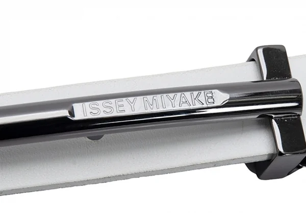 イッセイミヤケISSEY MIYAKE レザーリバーシブルナローベルト グレー白 K-126478_011