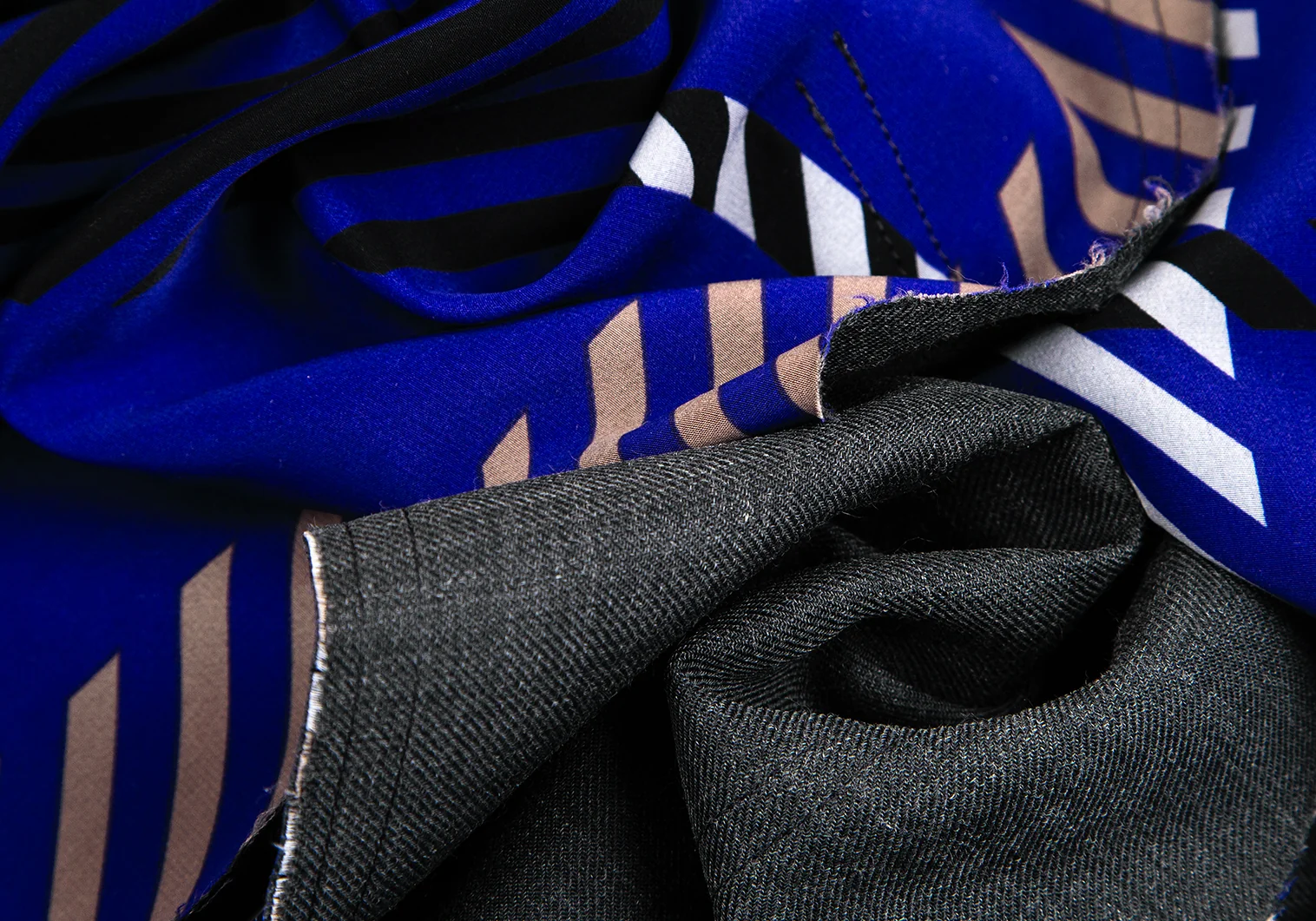 【me ISSEY MIYAKE】デザインリバーシブルコート イッセイミヤケISSEY MIYAKE ボンディングリバーシブルプリント