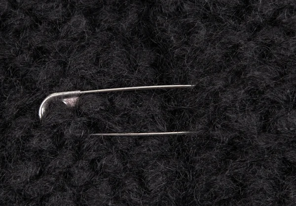 タオtao モヘヤナイロン縄柄手編みピン留めニットカーディガン 黒L位 K-127242_008