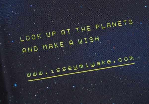 新品!イッセイミヤケISSEY MIYAKE プラネットプリント風呂敷 紺 K-128400_009