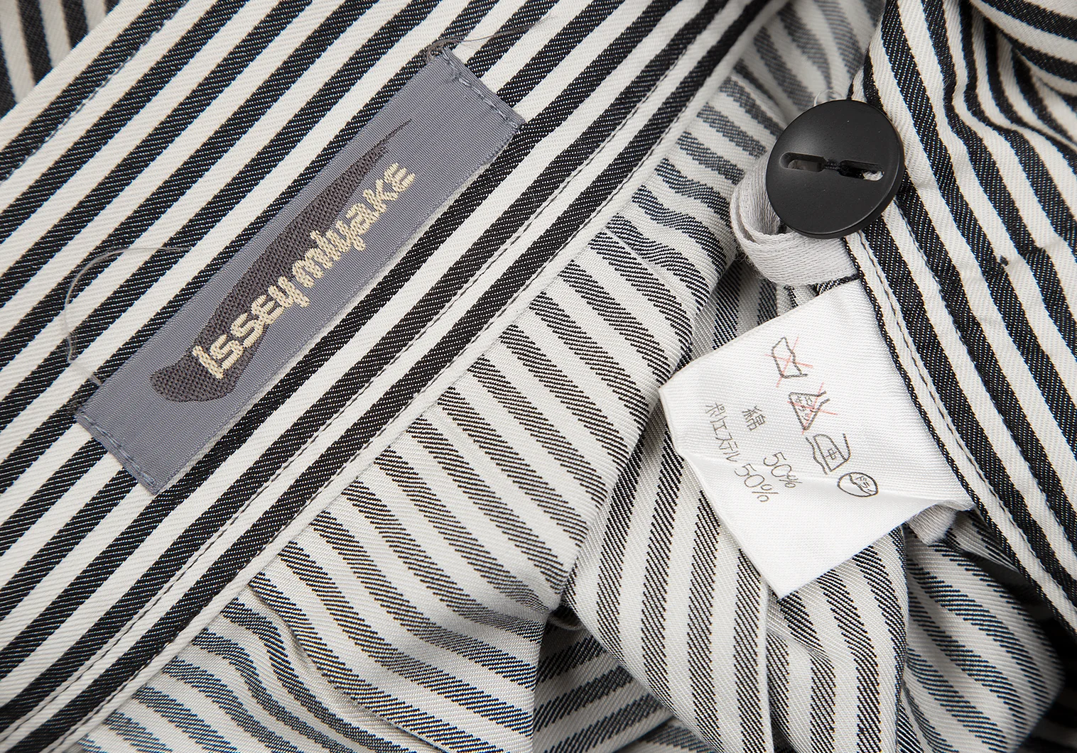★ISSEY MIYAKE プリーツ トップス イッセイミヤケ 白黒ストライプ イッセイミヤケISSEY MIYAKEストライプ変形プリーツスカート