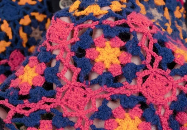 コムデギャルソン オムドゥCOMME des GARCONS HOMME DEUX フラワー編み込みニットカーディガン 紺マルチM K-131708_010