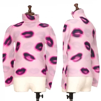 ISSEY MIYAKE me Lips Printed Stretch Pleats T Shirt