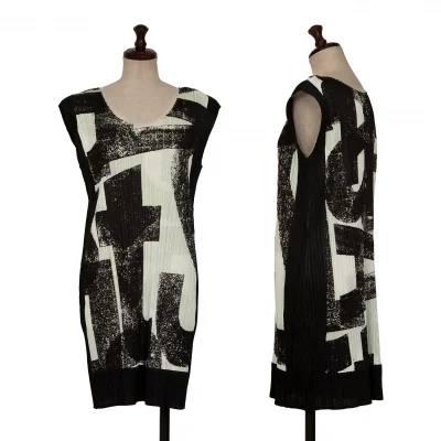 PLEATS PLEASE Graffiti Typo Print Sleeveless Top