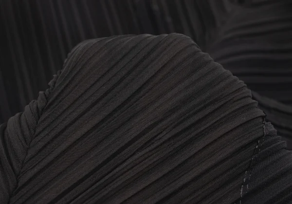 イッセイミヤケ フェットISSEY MIYAKE FETE 超音波カッティングパッチプリーツノースリーブトップス 黒3 K-134618_010