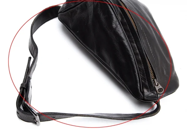 ISSEY MIYAKE Triangle Leather Crossbody Bag K-137070_010