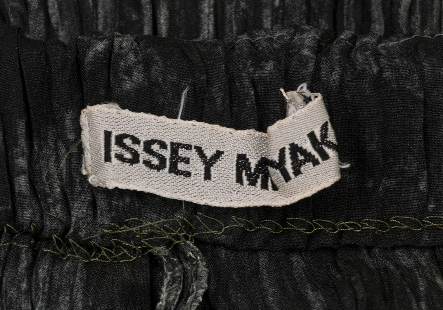 イッセイミヤケISSEY MIYAKE グラフィックプリントシワプリーツ