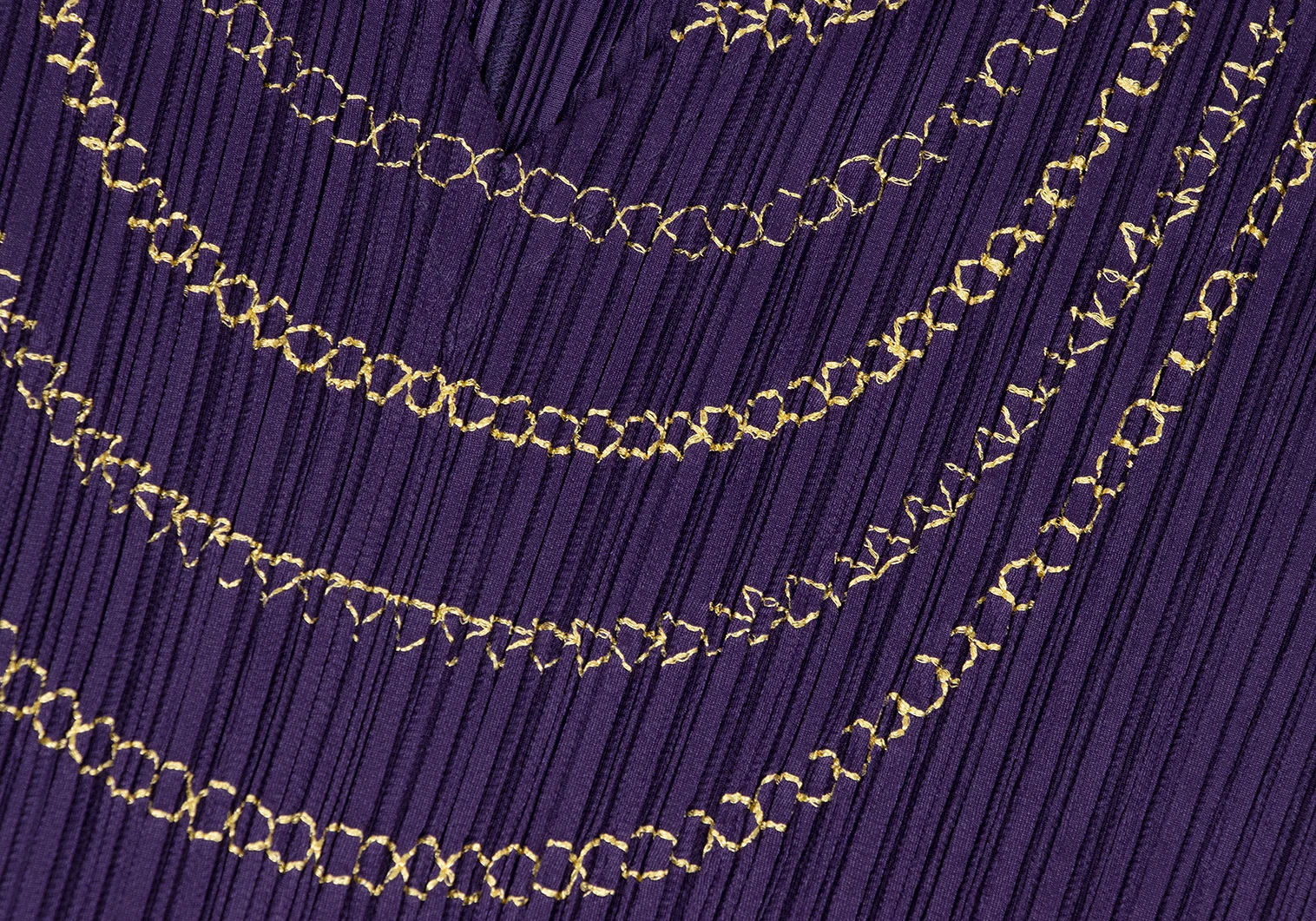 プリーツプリーズPLEATS PLEASE ゴールドチェーン刺繍半袖チュニック 紫ゴールド3 【レディース】 プリーツプリーズPLEATS PLEASE ゴールドチェーン刺繍半袖