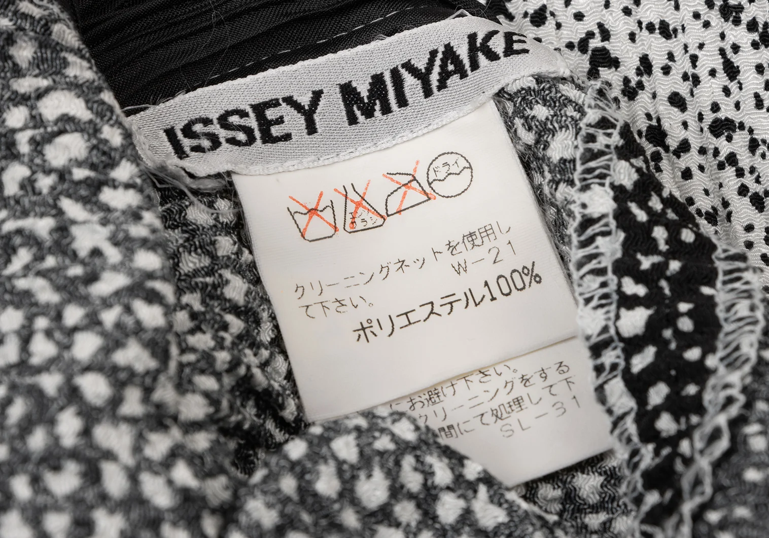 イッセイミヤケISSEY MIYAKE マーブルプリントプリーツ切替スキッパーシャツ 白黒M 【レディース】 イッセイミヤケISSEY MIYAKEマーブルプリントプリーツ切替