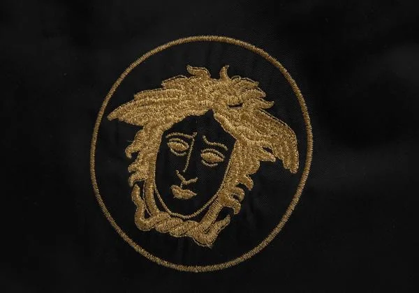 ジャンニヴェルサーチGIANNI VERSACE メデューサ刺繍切替ナイロンハンドバッグ 黒 K-147676_003