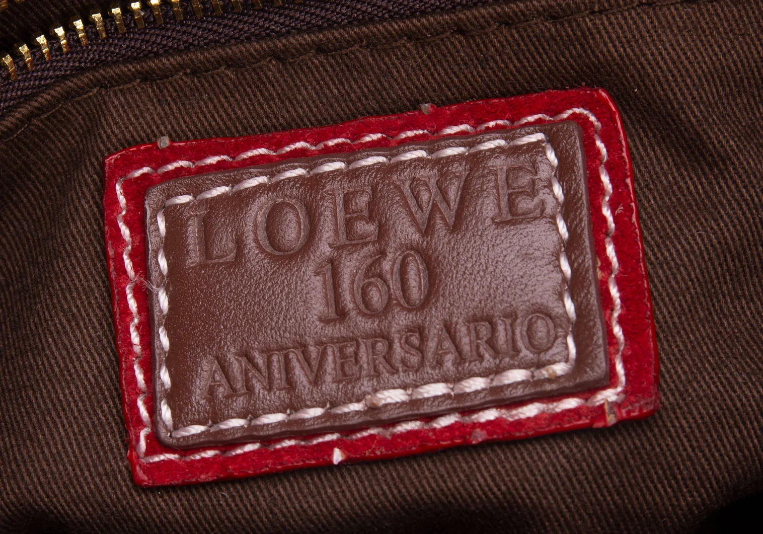 ロエベ 160周年記念 ピンバッジデザイン アナグラム ショルダーバッグ ロエベLOEWE 160周年記念 ピンバッチ装飾ミニショルダーバッグ