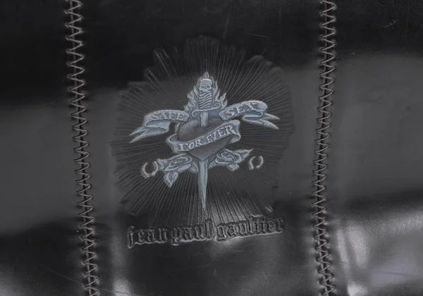 ジャンポールゴルチエJean Paul GAULTIER タトゥーエンボスフラップショルダーバッグ 黒 K-151084_004