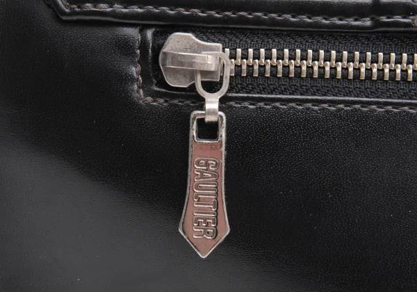 ジャンポールゴルチエJean Paul GAULTIER タトゥーエンボスフラップショルダーバッグ 黒 K-151084_007