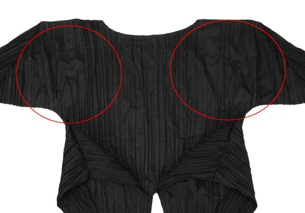 ISSEY MIYAKE Poly Silk Pleated V Back Top  K-154511_003