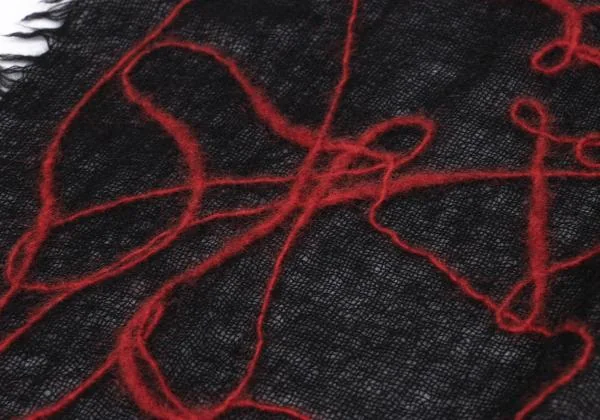 ヨウジヤマモト ファムYohji Yamamoto FEMME ウール刺繍総柄大判ストール 黒赤 K-158178_002