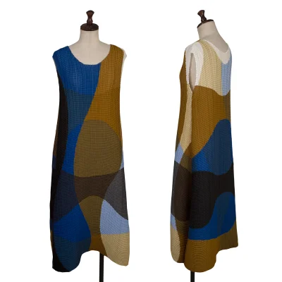 ISSEY MIYAKE Graphic Print Stretch Pleats Sleeveless Dress