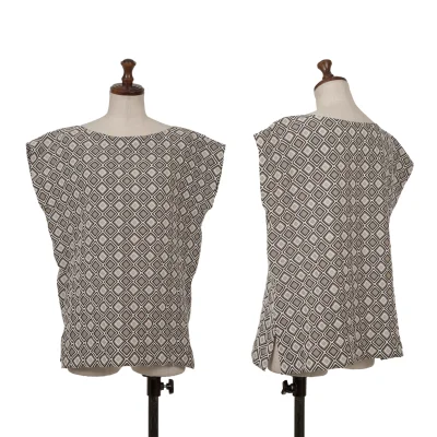 ISSEY MIYAKE Geometric Emboss Sleeveless Top