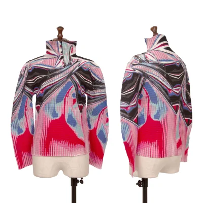 ISSEY MIYAKE me Stretch Pleated Graphic Print T Shirt