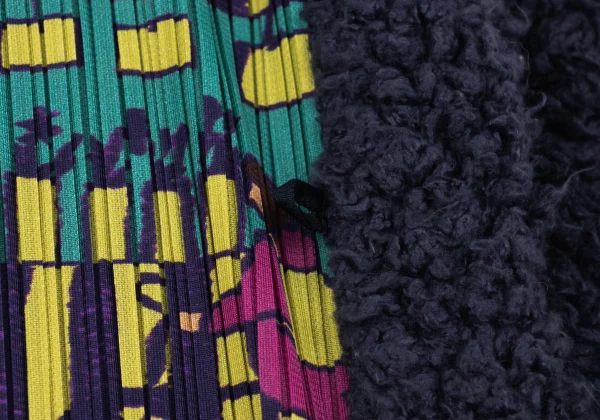 PLEATS PLEASE Cobblestone Street Print Fleece-lined Stole K-163767_004