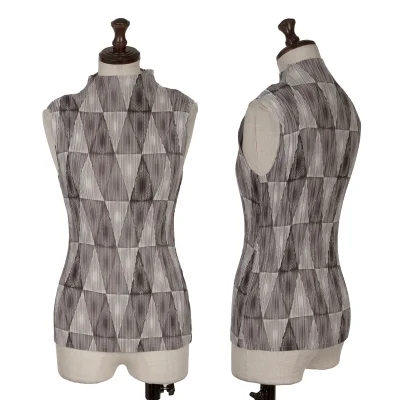 ISSEY MIYAKE Graphic Print Pleated Sleeveless Top