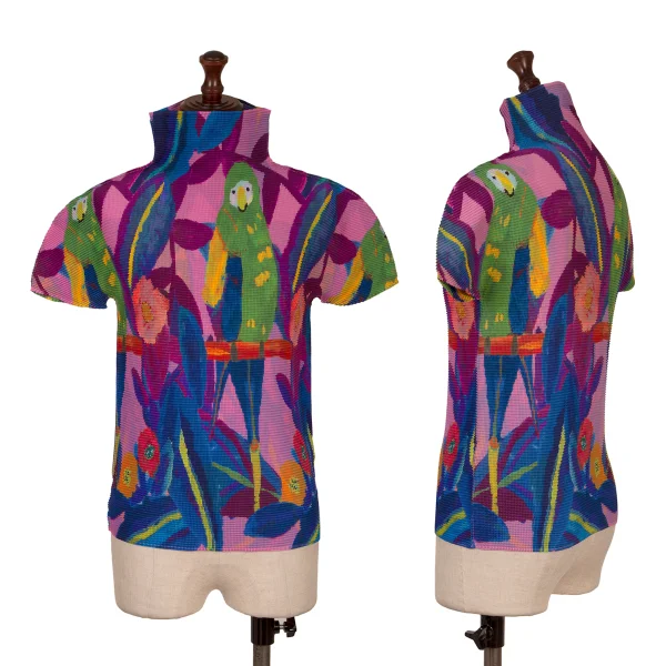 ISSEY MIYAKE me PARAKEET Graphic Print Stretch Pleats T-shirt Multi-Color F K-169588_001