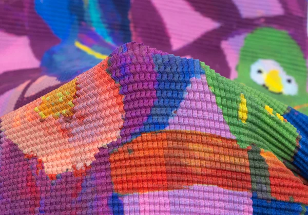 ISSEY MIYAKE me PARAKEET Graphic Print Stretch Pleats T-shirt K-169588_013