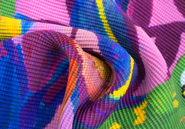 ISSEY MIYAKE me PARAKEET Graphic Print Stretch Pleats T-shirt K-169588_014