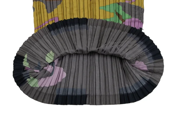 イッセイミヤケISSEY MIYAKE グラフィックプリントプリーツタンク