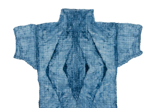ISSEY MIYAKE MEN プリーツTシャツ ブルー イッセイミヤケISSEY MIYAKE グラフィックプリントストレッチプリーツT