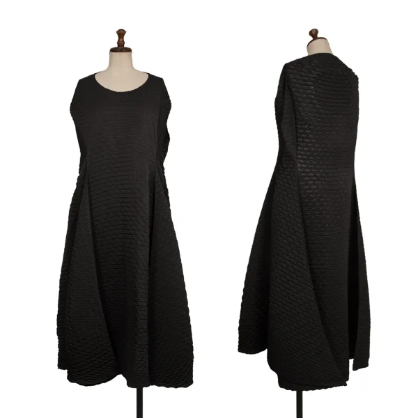 ISSEY MIYAKE Box Silhouette Scale Pleats Sleeveless Dress Black 2 K-173037_001