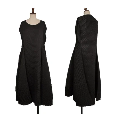 ISSEY MIYAKE Box Silhouette Scale Pleats Sleeveless Dress