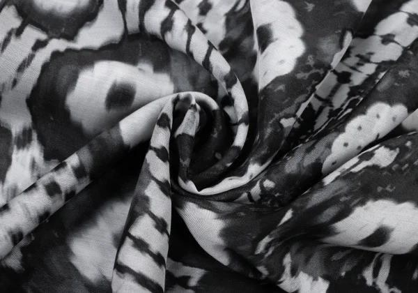 ISSEY MIYAKE Blurred Graphic Print V-Neck Tunic K-174032_012