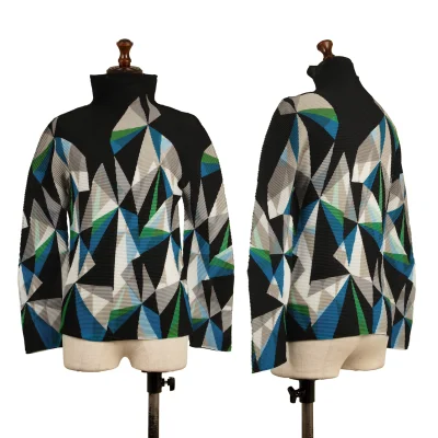 ISSEY MIYAKE me Graphic Print High-neck Stretch Pleated Top